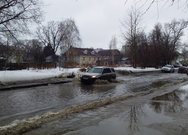 В российских регионах дороги сошли вместе со снегом